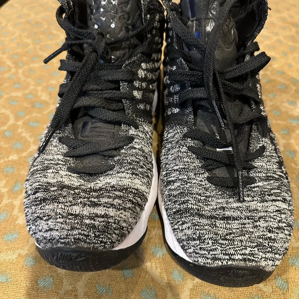 Boys 6.5 Nike Lebron‎ 17